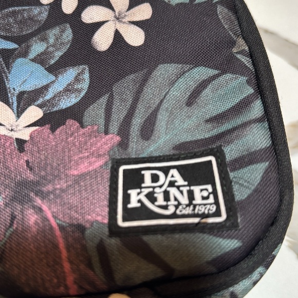 Dakine School Black Kids Tropic Dusk Lunch box / bag  5L with Floral Design - Picture 2 of 9